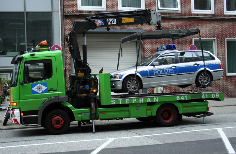 800px-Police_Hamburg_BMW_E91_getting_towed_away.jpg